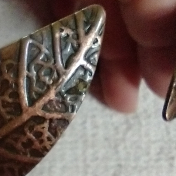 Copper color hinged leaf 🌿🍀 bracelet has flaw on one leaf see pics - Picture 6 of 6
